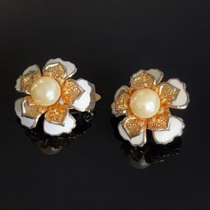 🌸 Stunning VTG White Blossom Pearl Clip On Earrings